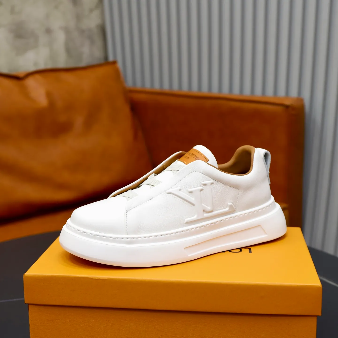 Men's shoes: 480💰🙅‍♂️🙅‍♂️🙅‍♂️ Brand: LV Louis Vuitton Standard code: 38-44 (45 customized) Grade: Same as the official website Material: Original cowhide fabric Comfortable cowhide lining Increased lightness, wear-resistant and soft outsole Style category: Men's fashionable casual shoes Running sneakers Distinguished luxury brand elements Top luxury Color: actual picture color